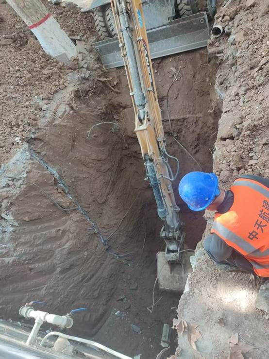 岩石上的人 AI 生成的内容可能不正确。