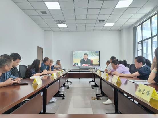 会议室里的人们 AI 生成的内容可能不正确。