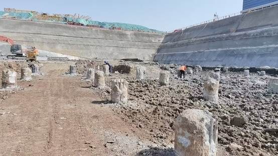 石头山上的建筑 AI 生成的内容可能不正确。