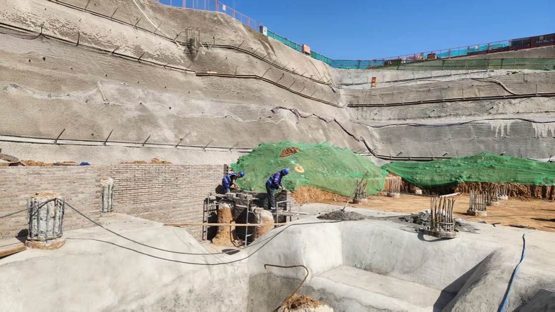 石头山上有建筑 AI 生成的内容可能不正确。