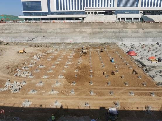 沙滩上有建筑 AI 生成的内容可能不正确。