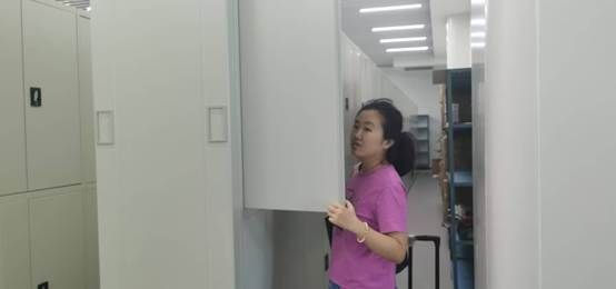 人站在门旁边 AI 生成的内容可能不正确。