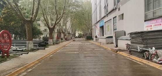 街道两旁的建筑 AI 生成的内容可能不正确。