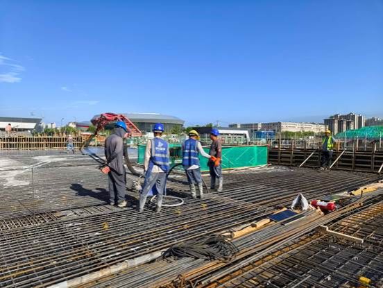 一群人站在围栏旁的轨道上 AI 生成的内容可能不正确。