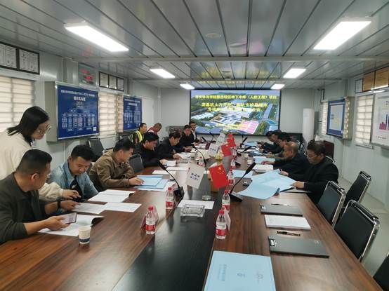 会议室里的人们 AI 生成的内容可能不正确。