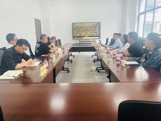 会议室里的人们 AI 生成的内容可能不正确。