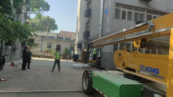 卡车停在路边 AI 生成的内容可能不正确。