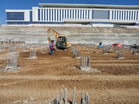 图片包含 户外, 草, 建筑, 围栏 AI 生成的内容可能不正确。